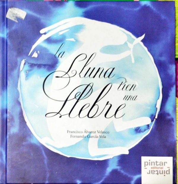 La lluna tien una llebre ( Libro en Bable )