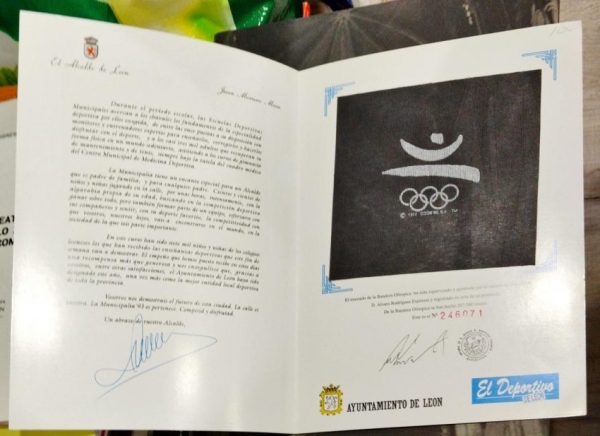 Recuerdo olímpico (Troceado de la Bandera Olímpica N.º 246071 ) - Imagen 2